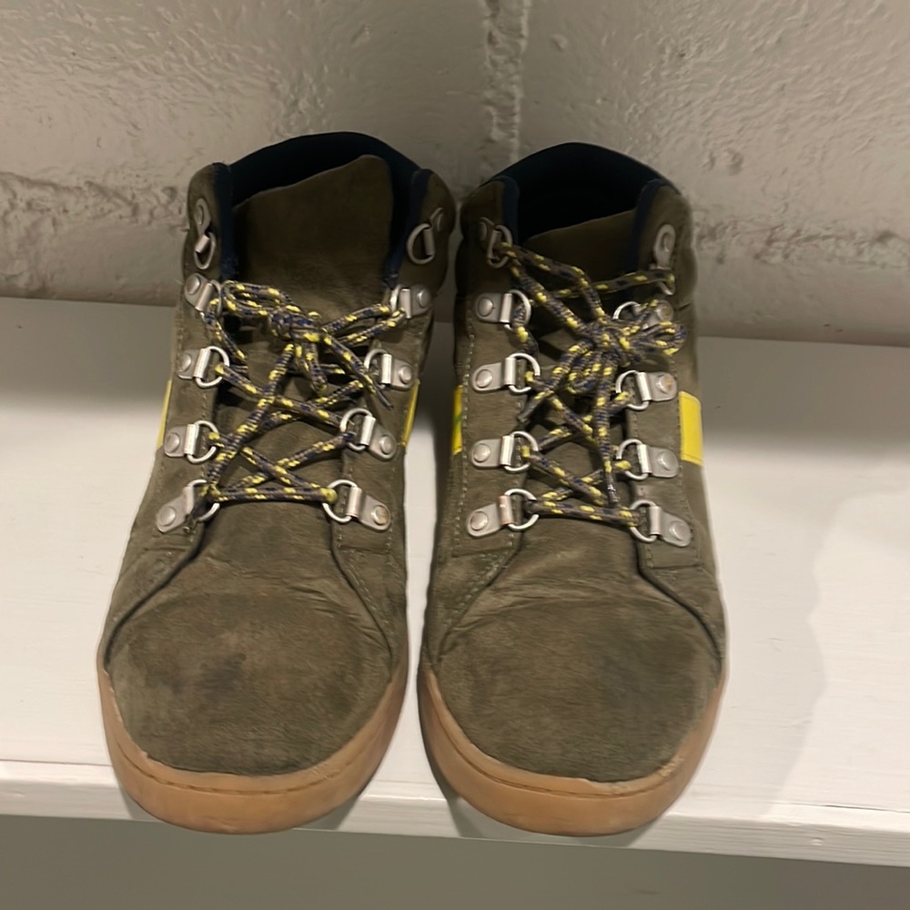 Big kid GAP hiking shoe size 5